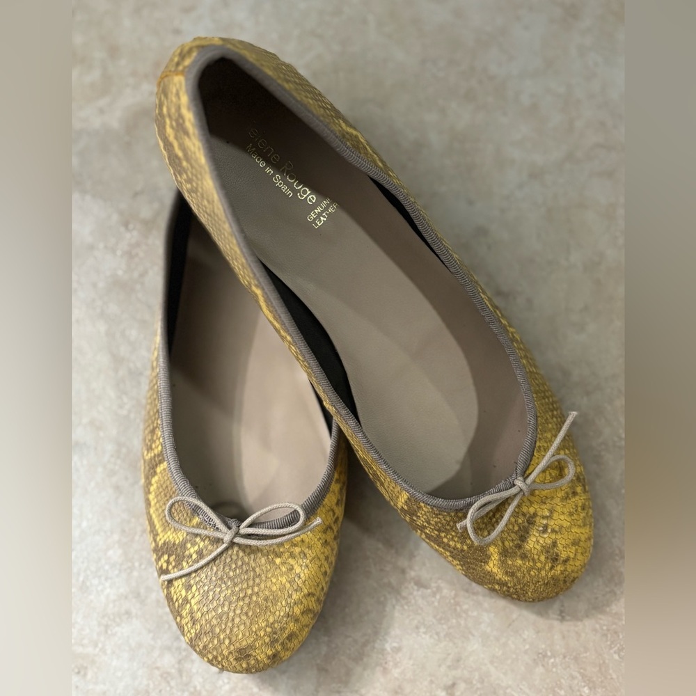 Chic Yellow Snakeskin Ballet Flats